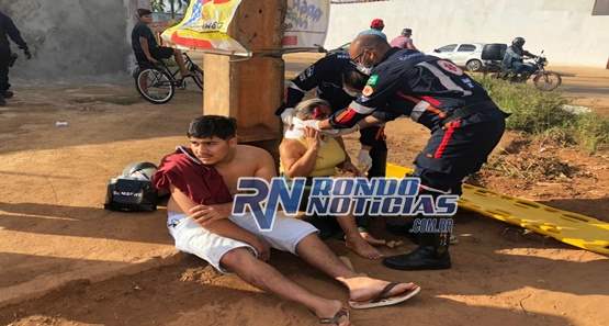Acidente entre carro e moto deixa mãe e filho bastante feridos