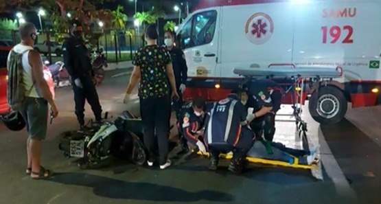 Motorista invade preferencial e acerta motociclista que fica em estado grave