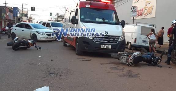 Motocicletas batem na avenida e condutor tem perna dilacerada no acidente