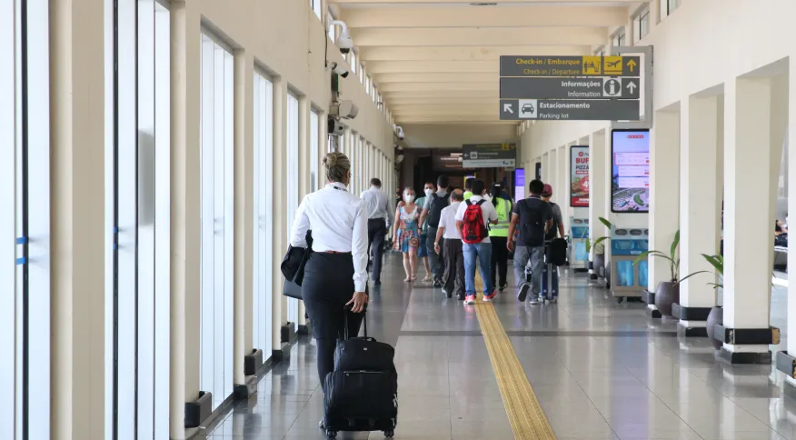 Anvisa retira obrigatoriedade de máscara em voos e aeroportos, após reunião pública
