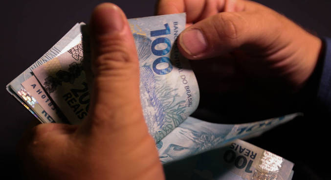 Salário mínimo de 2023 deve superar R$ 1.300, sem ganho real
