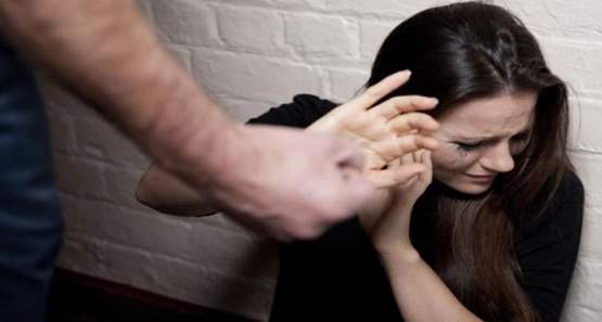 Motivado por ciúmes homem agride esposa no meio da rua e vai preso