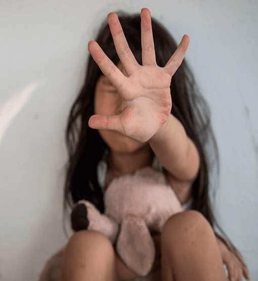 Mulher ouve gritos e flagra marido estuprando sua filha no quarto 