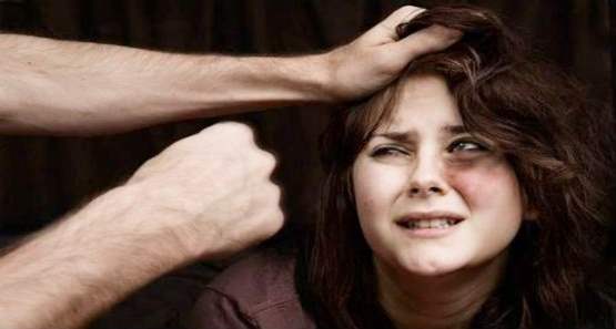 Mulher leva surra do marido após discussão por ciúmes em conveniência 
