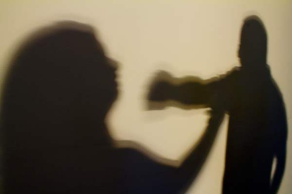 Mulher é agredida por quatro ex-cunhados e tem filha raptada 