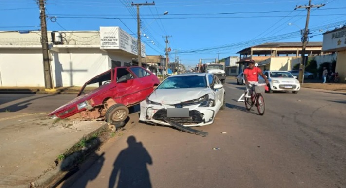 Veículo avança a preferencial e após colisão cai em bueiro em Porto Velho