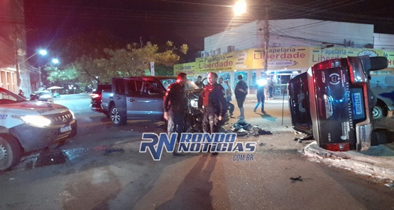 Amarok invade preferencial e colide com caminhonete do judiciário na capital