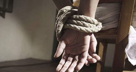 Casal é rendido em casa por oito bandidos e tem carro e outros objetos roubados 