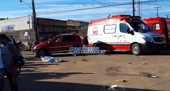 Mulher morre ao bater moto em carro e ser atropelada 