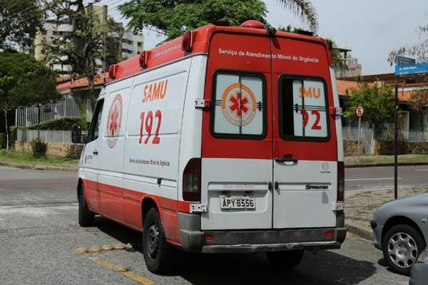 Homem é atacado a tiros e pauladas no bairro Conceição