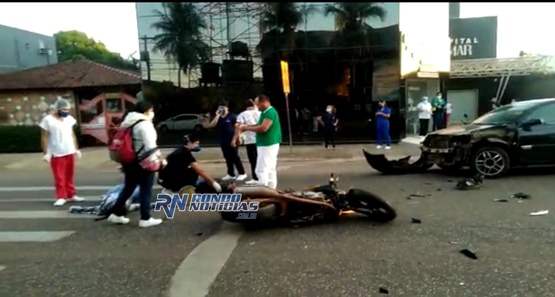 Casal em moto para na faixa de pedestre e é arrastado por motorista