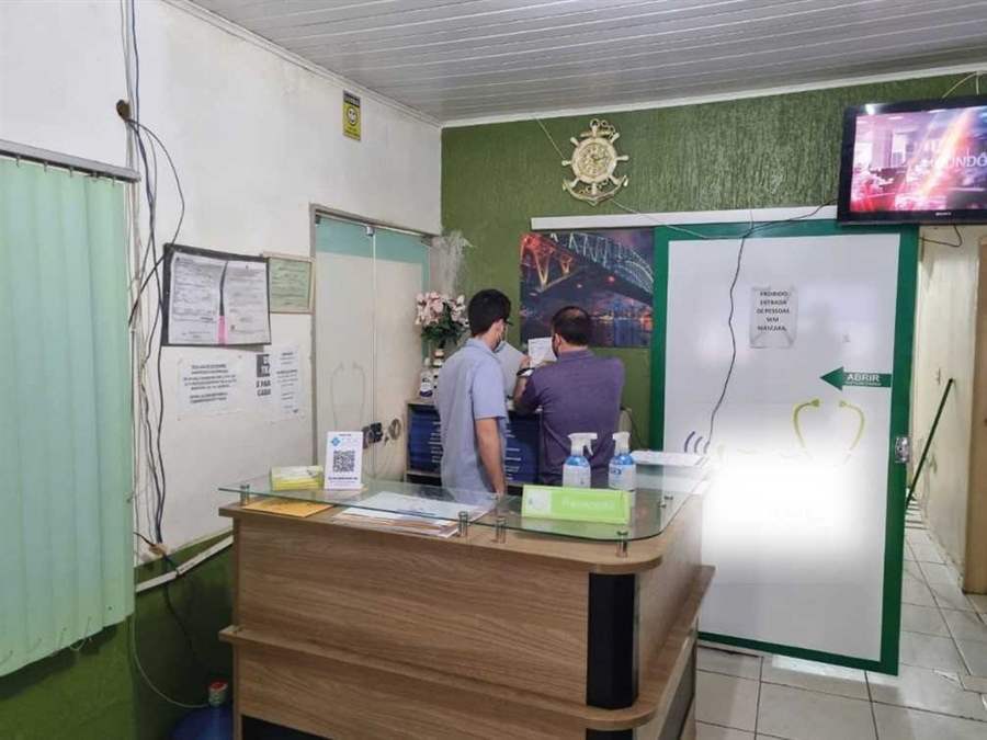 Mãe e filho são pegos se passando por médicos, em clínica particular 
