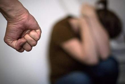 Homem bate na mulher porque ela se recusou a lhe servir jantar
