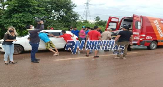 Motorista de aplicativo cai na ribanceira depois de aquaplanar na BR-364
