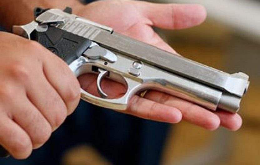 Policial é detido, após invadir igreja e apontar arma para pastor