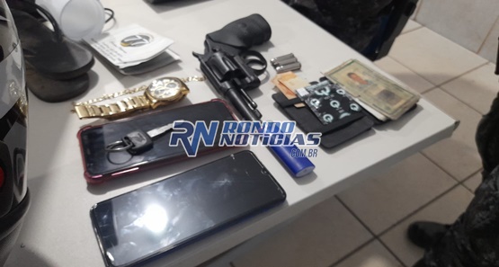 Presa dupla dando "rolêzinho" com arma de fogo sem porte legal na zona leste