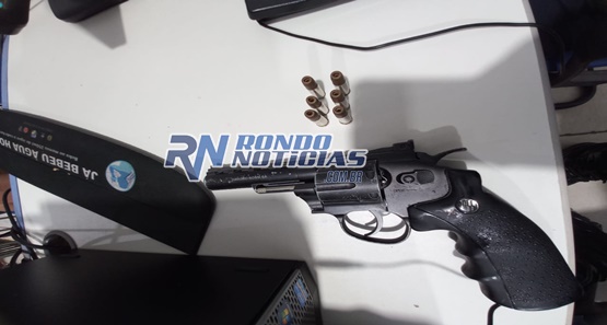 Homem saca arma e aponta para pessoa na via pública e vai preso