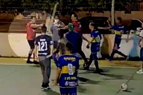 Árbitro saca arma e aponta para jogadores de futsal no Rio Grande do Sul; veja o vídeo