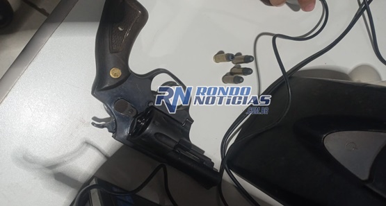 Homem de 23 anos é preso com revolver na cintura em bar da capital