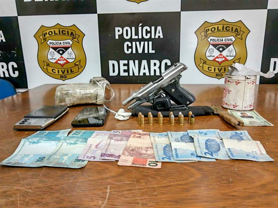 Denarc prende apenado e esposa com arma e droga na zona leste da capital 