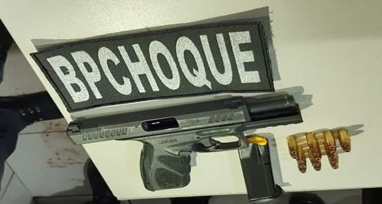 Homem é preso por porte ilegal de uma pistola municiada no bairro Aponiã