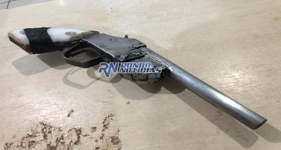 Menores infratores são detidos com arma e moto roubada na zona leste

