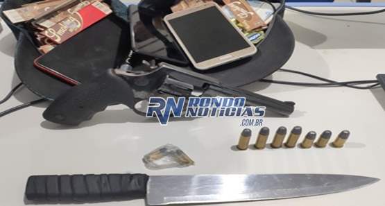 Dupla é detida com revólver após fazer roubo em mercado 