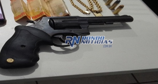 Homem é preso com arma de fogo quando saía de boate na capital