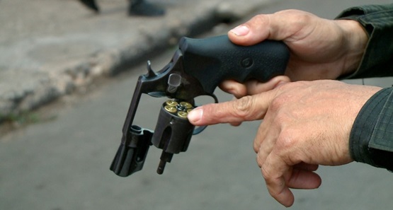 Policial militar atira acidentalmente no próprio pé dentro de carro