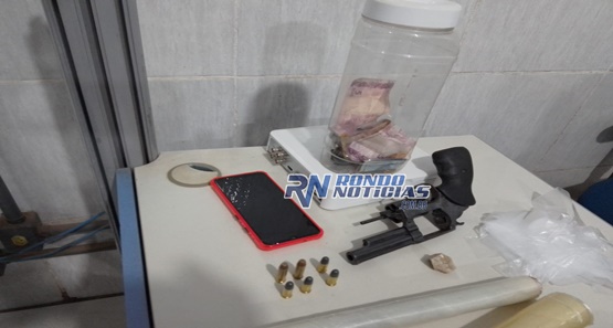 Polícia Militar prende suspeita com arma e droga na zona lesta da capital