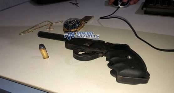 Jovem suspeito de roubo é preso com armamento caseiro na capital
