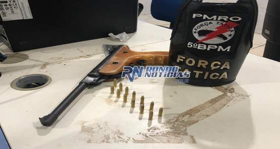 Homem ameaça esposa com arma, mas é denunciado e preso