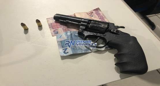 Homem tenta fugir da polícia mas é preso portando arma de fogo na capital
