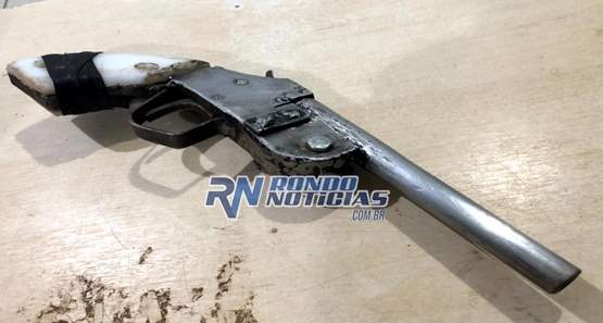 Polícia Militar prende dupla suspeita de assaltos portando arma caseira 