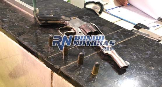 Polícia recebe denúncia e prende dupla armada no centro da capital