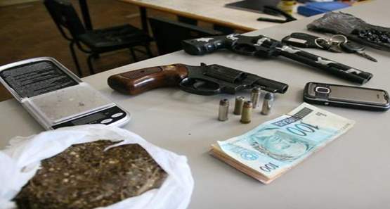 Operação conjunta da  PC e PM prende foragido e casal com arma e drogas