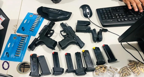 Homem é preso em Fusca com armas, munições e carregadores de pistola