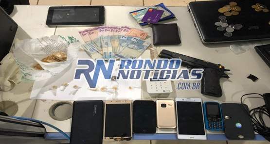 Casal é preso com várias porções de drogas e objetos de procedência duvidosa
