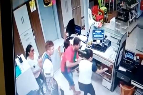 Câmeras de segurança flagram dupla fazendo arrastão em loja da capital