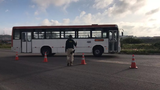 Ônibus com irregularidades é retido pela  Polícia Rodoviária Federal na BR-364