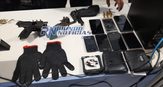 Bando é preso com arma roubada de PM e vários celulares roubados 