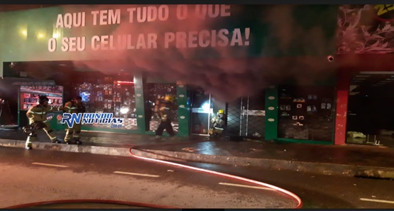 Lojas ficam destruídas após incêndio em galeria no centro de Porto Velho 