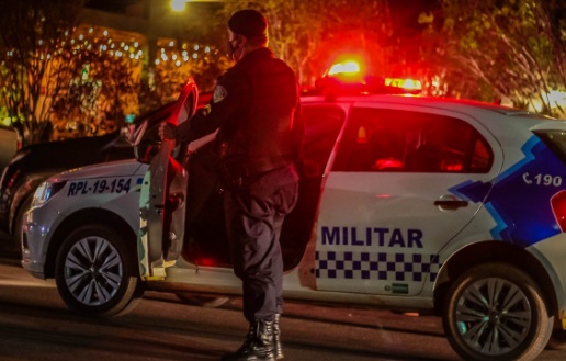 Homem é preso após agredir mulher e causar destruição em apartamento 