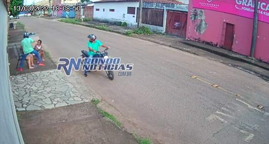 Câmeras registram  bandidos assaltando mulher em frente de casa