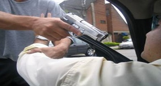 Bandidos rendem empresário no trânsito e roubam caminhonete 