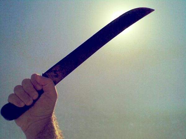 Jovem é atacado a golpes de facão pelo padrasto após discussão em casa 