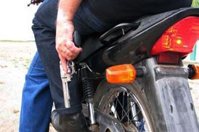 Cabo da PM tem arma roubada por dupla em motocicleta 