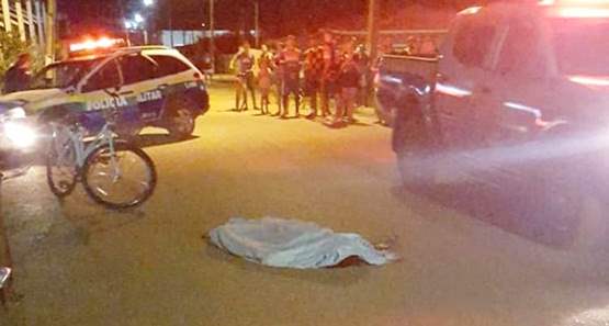 Homem é morto com três tiros por dupla em motocicleta