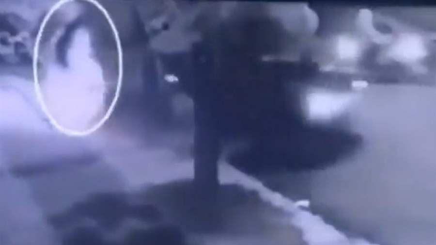 Mulher de 24 anos é presa por atropelar o namorado  que estava sobre a calçada após briga