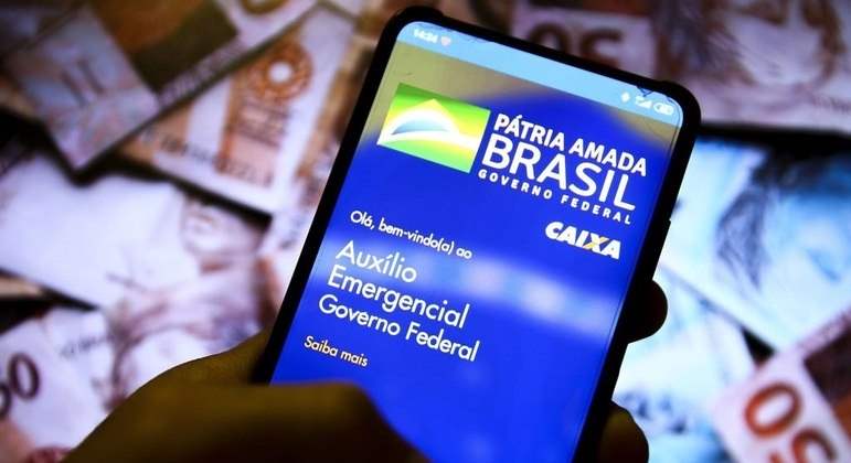 Às vésperas do pagamento do auxílio, Caixa anuncia contratações
